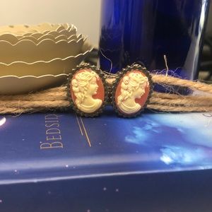 🧡VINTAGE🧡 CAMEO EARRINGS.